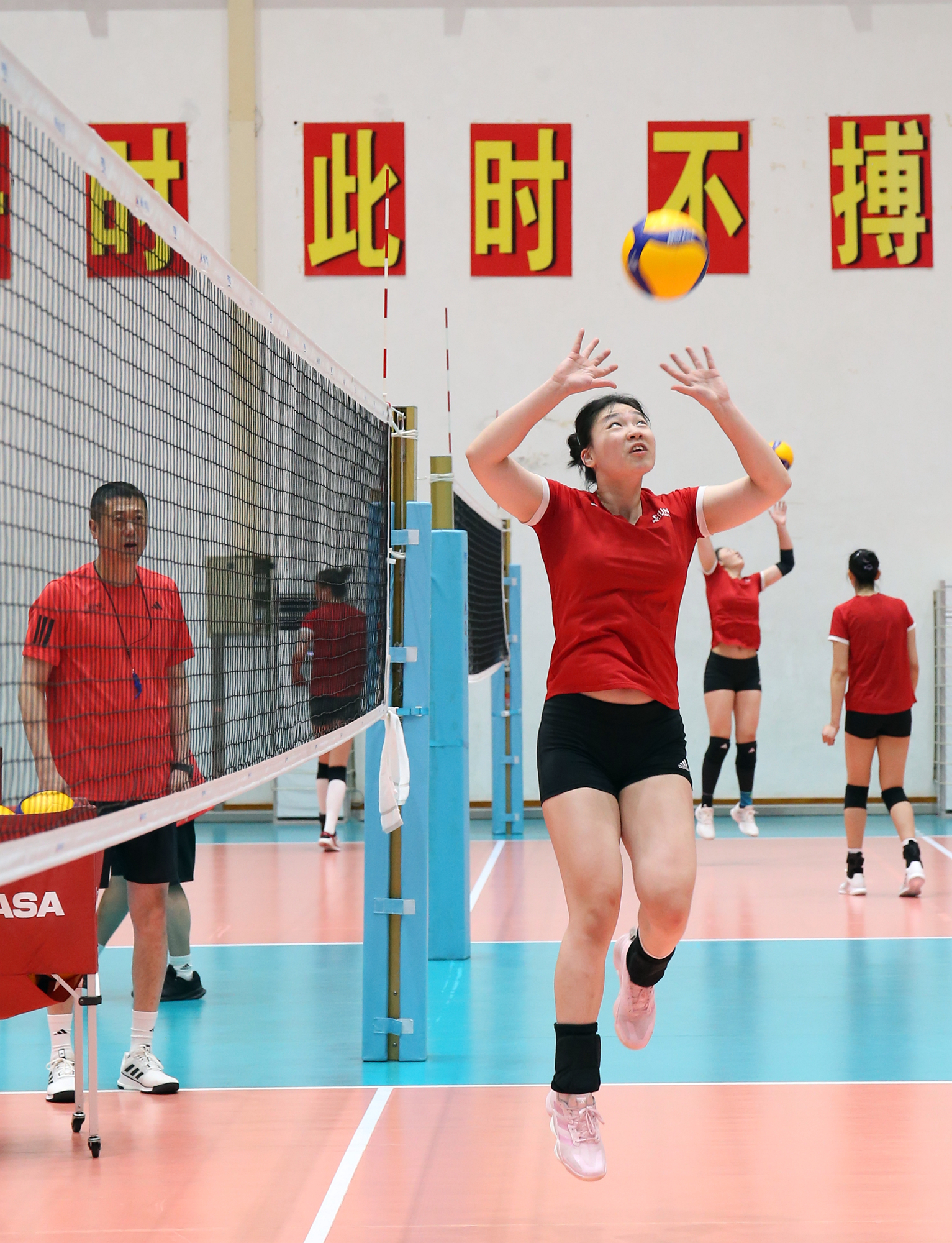 张籽萱（右）在训练中传球。本报记者苏畅摄。.JPG