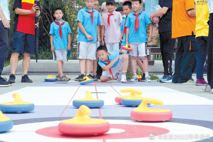 石景山区冬奥社区举办了一场热闹的“燃动冰雪 情系冬奥”冬奥冰雪文化体验营。两百余居民带着孩子,在志愿者的帮助下,体验陆地冰壶、冰球拨球、冰球射门等项目,北京日报.jpg 石景山区冬奥社区举办了一场热闹的“燃动冰雪 情系冬奥”冬奥冰雪文化体验营。两百余居民带着孩子,在志愿者的帮助下,体验陆地冰壶、冰球拨球、冰球射门等项目,北京日报.jpg