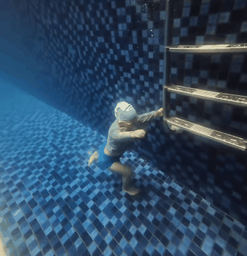 青少年潜水02.gif